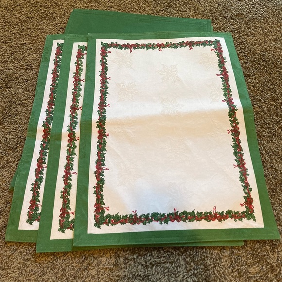 6-Holiday placemats 18”x 14” White with green trim and holly wrapped around - Picture 2 of 4